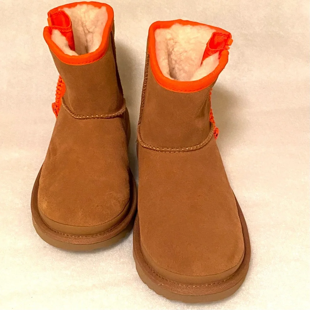 UGG Women’s Boots Mini Zipper Tape Logo Bootie Size 6 Classic Fashion Chestnut